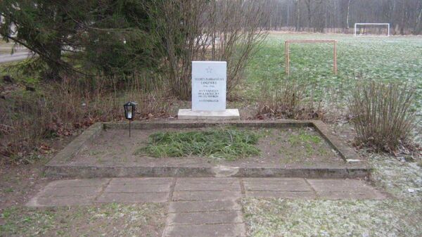 Памятник павшим советским воинам, установленный на братской могиле в поселке Таэбла, Эстония

