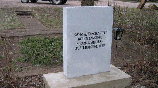Памятник павшим советским воинам, установленный на братской могиле в поселке Таэбла, Эстония
