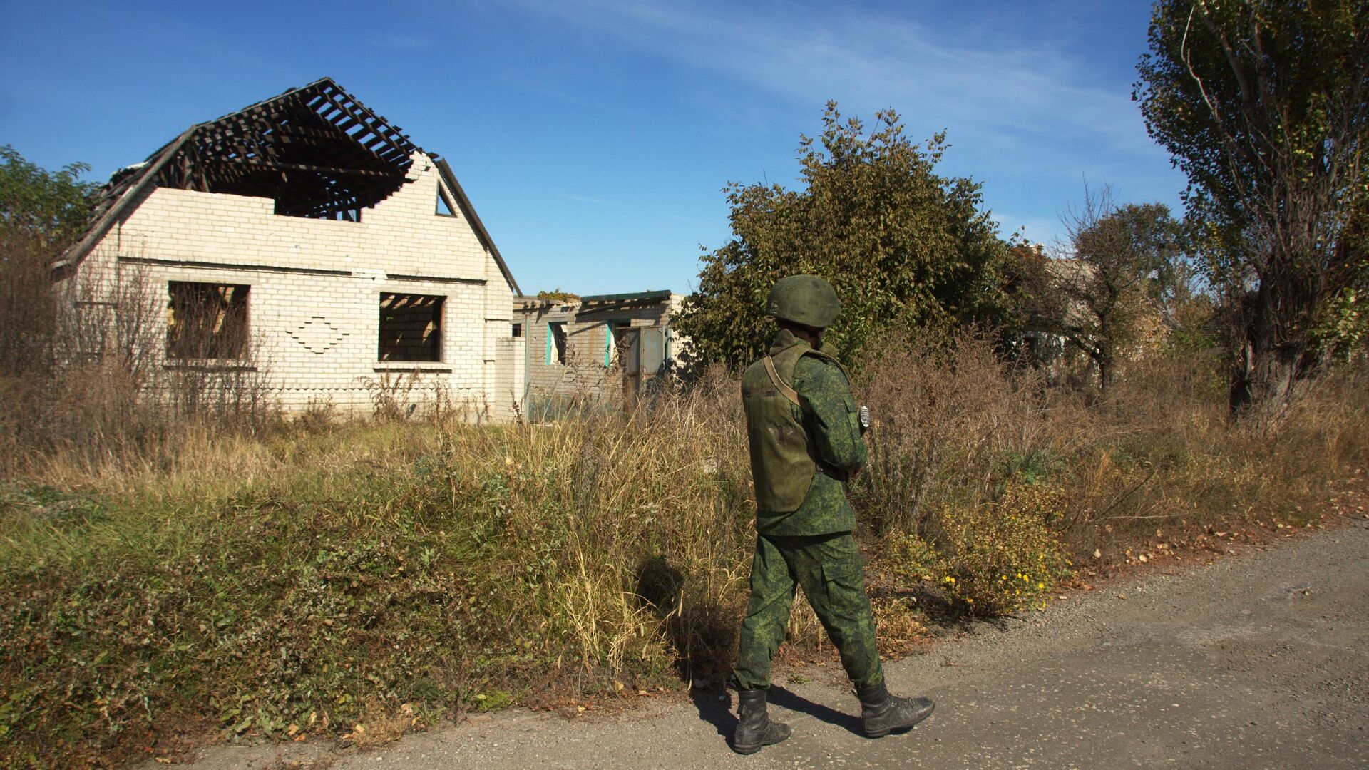 Военнослужащий ЛНР на линии соприкосновения в Луганской области - РИА Новости, 1920, 13.06.2021