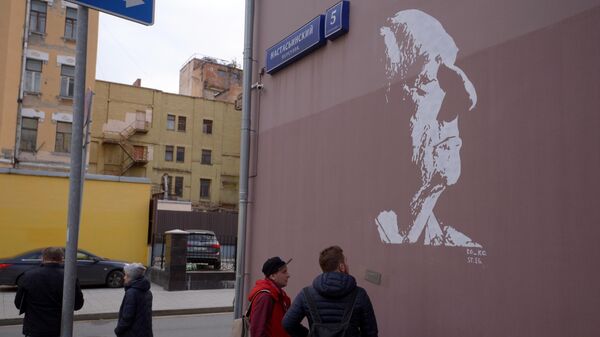 Граффити с изображением народного артиста СССР Марка Захарова на стене дома в Настасьинском переулке,