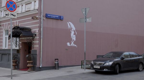 Граффити с изображением народного артиста СССР Марка Захарова на стене дома в Настасьинском переулке, рядом с театром Ленком