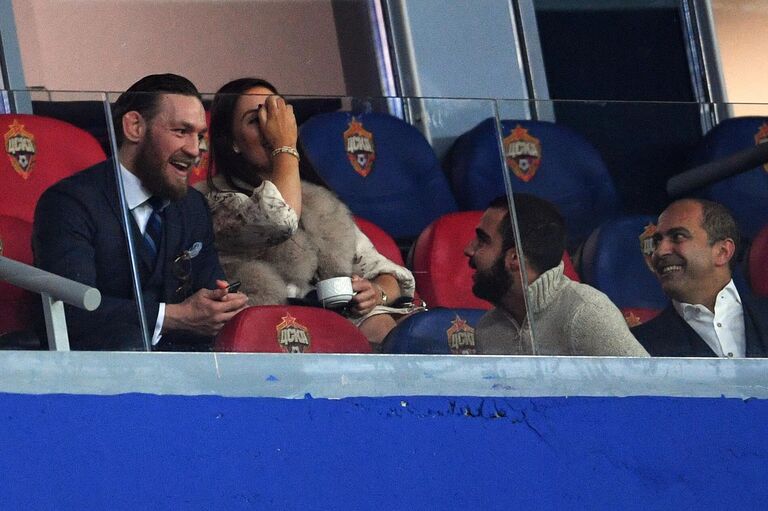 Конор Макгрегор (слева)