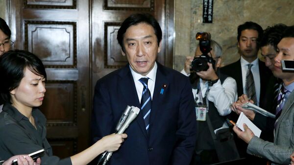 Министр экономики, торговли и промышленности Японии Иссю Сугавара общается с прессой в парламенте в Токио. 25 октября 2019