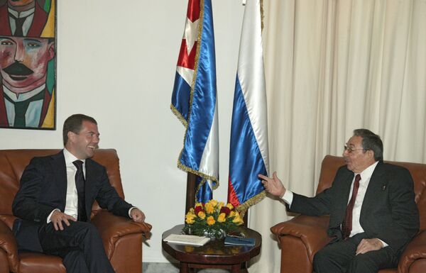 Президент России Дмитрий Медведев и председатель Госсовета и Совета министров Кубы Рауль Кастро