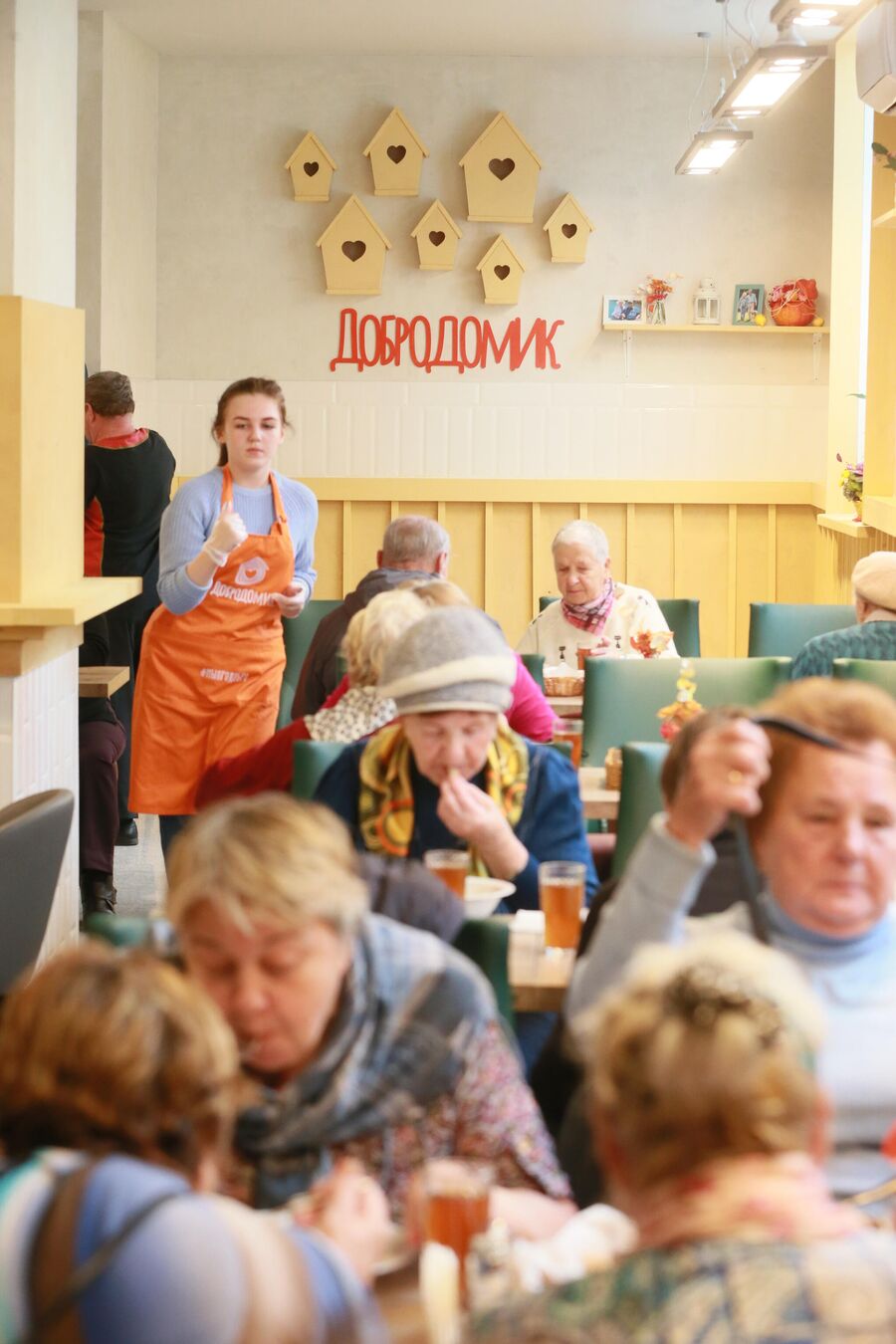 В обеденное время здесь многолюдно