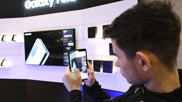Новый смартфон Samsung Galaxy Fold с гибким экраном
