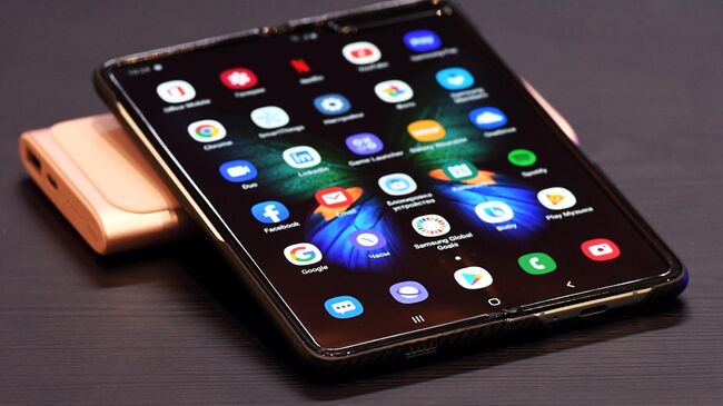 Новый смартфон Samsung Galaxy Fold с гибким экраном в фирменном магазине компании Samsung в ТРЦ Авиапарк в Москве