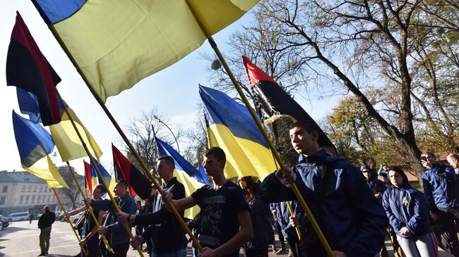 Участники марша националистов во Львове, выступающие против примирения в Донбассе. 25 октября 2019