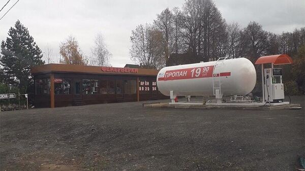 Магазин фейерверков и газовая заправка в деревне Давыдовское Московской области