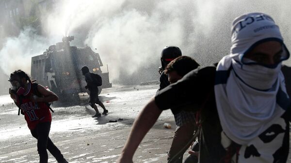 Столкновения участников акции протеста и полиции в Сантьяго-де-Чили