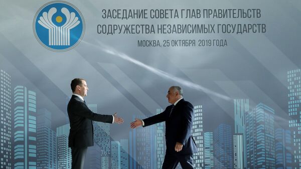 Председатель правительства России Дмитрий Медведев и премьер-министр Азербайджана Али Асадов перед началом заседания Совета глав правительств СНГ