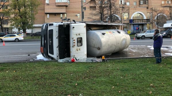 Последствия ДТП с опрокинувшимся грузовиком на Волгоградском проспекте в Мосскве. 25 октября 2019