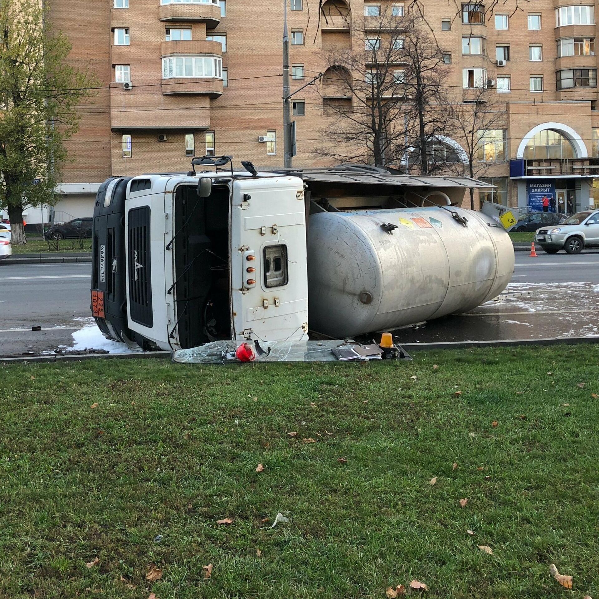 Дтп на волгоградском проспекте сегодня утром. Перекрыли Волгоградский проспект. Проспект Космонавтов перевернулся грузовик.