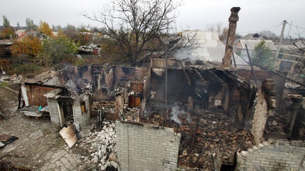 Дом на окраине Петровского района Донецка, сгоревший от прямого попадания снаряда в ходе обстрела