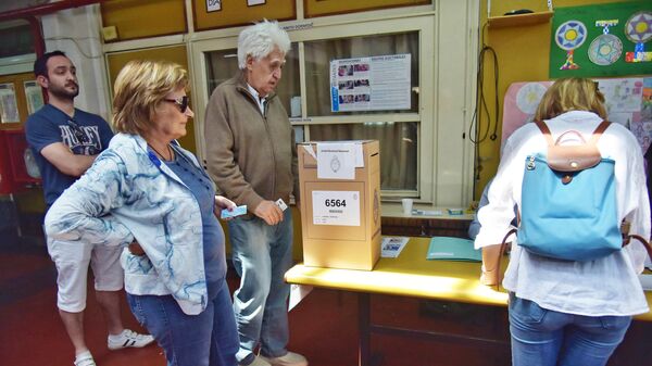 Жители Буэнос-Айреса голосуют во время второго тура президентских выборов в Аргентине