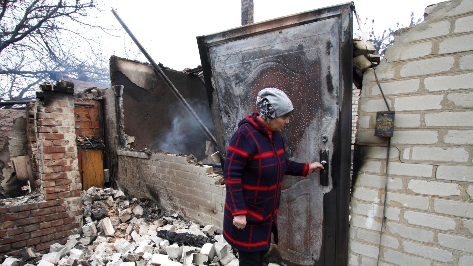 Дом на окраине Петровского района Донецка, сгоревший от прямого попадания снаряда в ходе обстрела - РИА Новости, 1920, 31.03.2021
