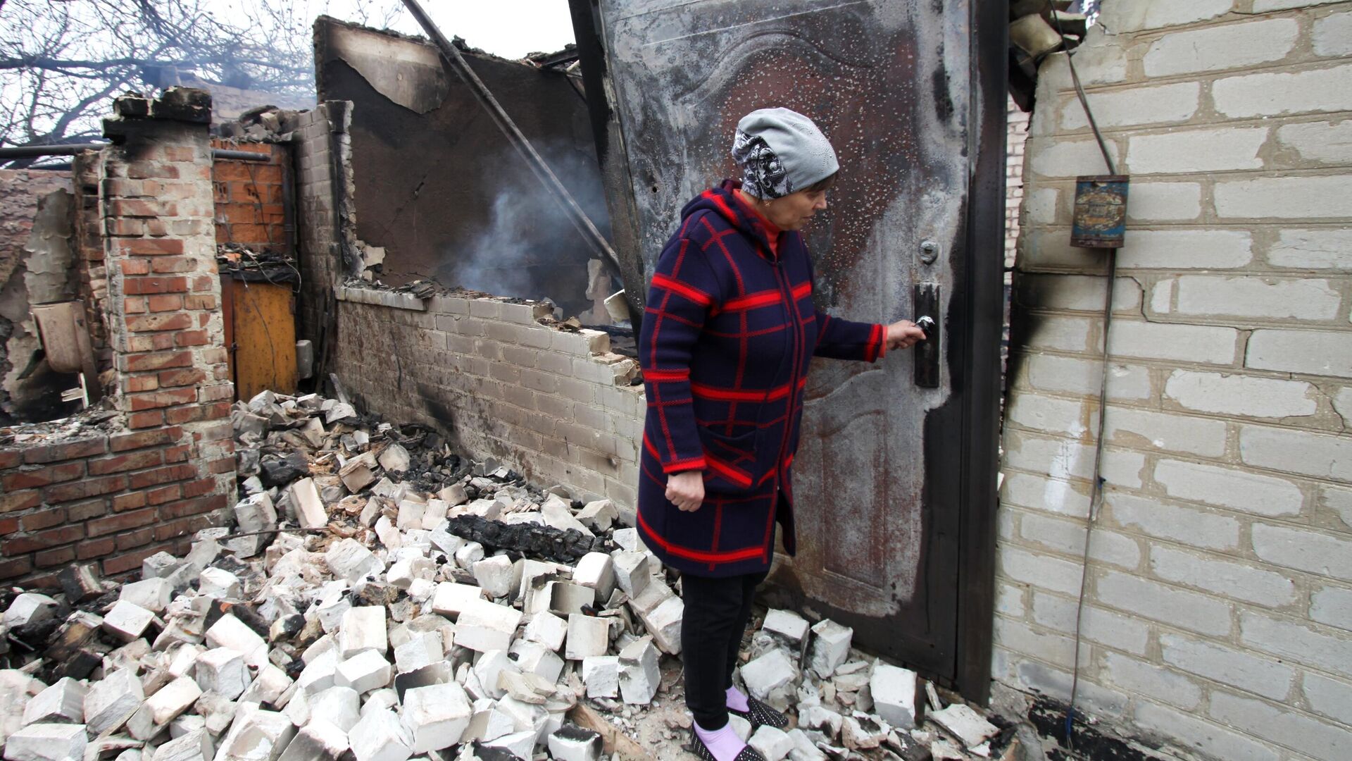 Дом на окраине Петровского района Донецка, сгоревший от прямого попадания снаряда в ходе обстрела - РИА Новости, 1920, 31.03.2021
