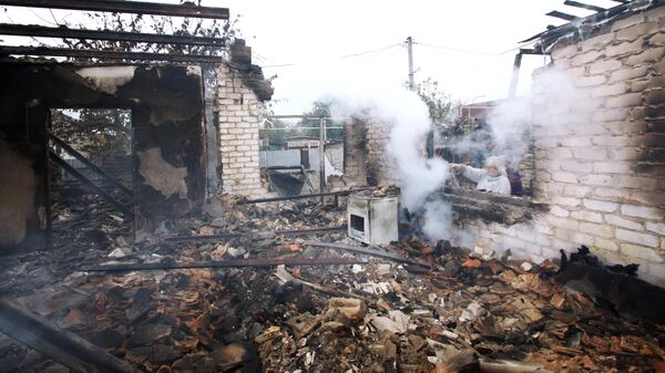 Дом на окраине Донецка, сгоревший от прямого попадания снаряда в ходе обстрела
