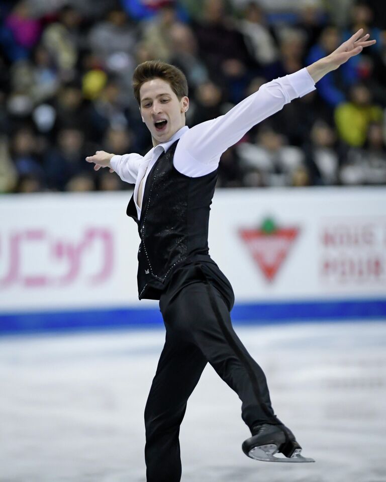 Фигурист Андрей Лазукин (Россия) выступает в короткой программе на втором этапе Гран-при по фигурному катанию, который проходит в канадской Келоуне