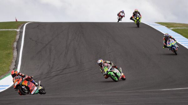 Moto2 riders speed through a corner during qualifying for the Australian Grand Prix motorcycle race at Phillip Island on October 26, 2019. (Photo by WILLIAM WEST / AFP) / -- IMAGE RESTRICTED TO EDITORIAL USE - STRICTLY NO COMMERCIAL USE --