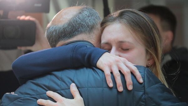 Мария Бутина, освобожденная из тюрьмы в США, с отцом Валерием Бутиным в международном аэропорту Шереметьево