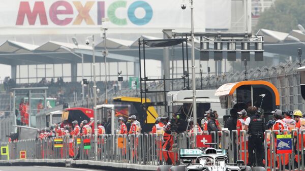 Пилот Мерседеса Льюис Хэмилтон во время свободной практики на Гран-при Мексики