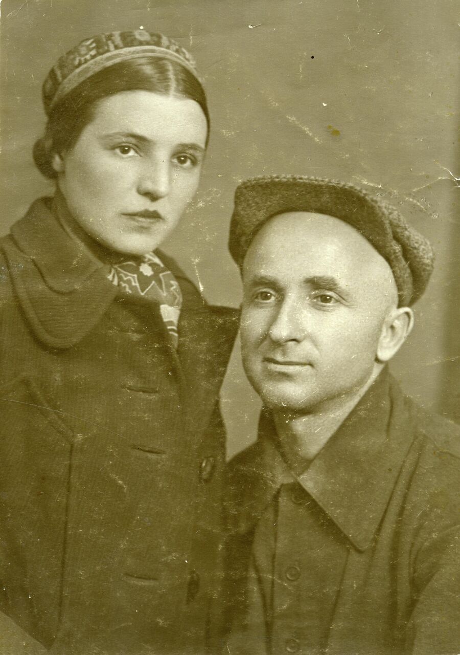 Черняков А.Л. со свояченицей Давыдовой Ю.А. перед отправкой на фронт. Москва, 23 июня 1941г.