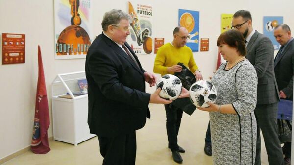 Глава Мордовии Владимир Волков передал в музей ЧМ-2018 в Саранске мяч с автографом Роналду