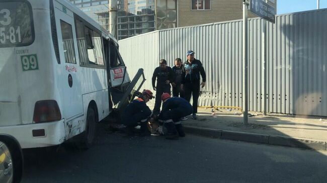 Сотрудники МЧС на месте ДТП с участием маршрутного такси и автомобиля скорой помощи в Ростове-на-Дону