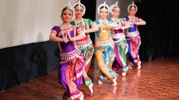 Национальный индийский танец на фестивале огней Дивали в Москве