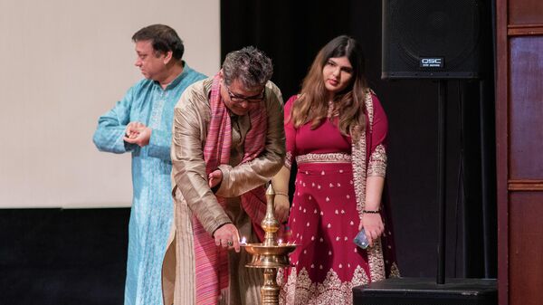 Зажжение лампы во время празднования индийского фестиваля огней в Москве