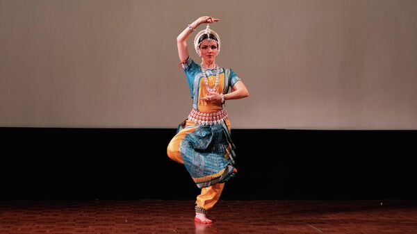 Элемент индийского танца во время фестиваля огней Дивали в Москве