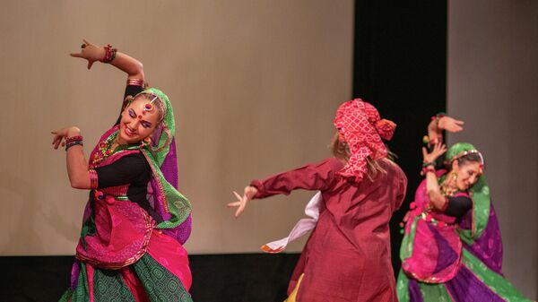 Танцы во время празднования индийского фестиваля огней в Москве