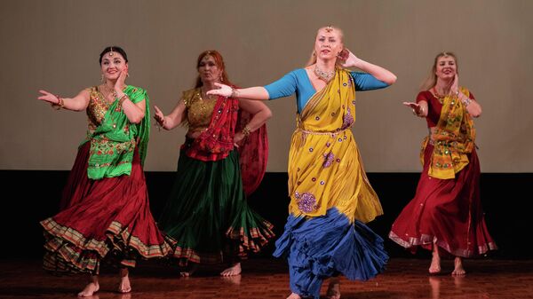 Индийские танцы на празднике Дивали в Москве