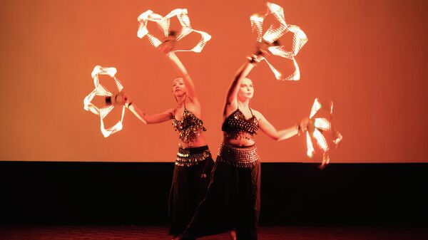 Артисты показывают фаер-шоу на фестивале огней в Москве