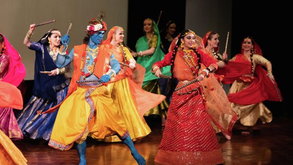Элементы традиционного танца на фестивале Дивали в Москве