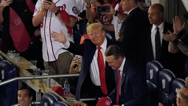 Президент США Дональд Трамп  во время  5-й игры мировой серии по бейсболу между Хьюстон Астрос и Вашингтон Националз. 27 октября 2019  