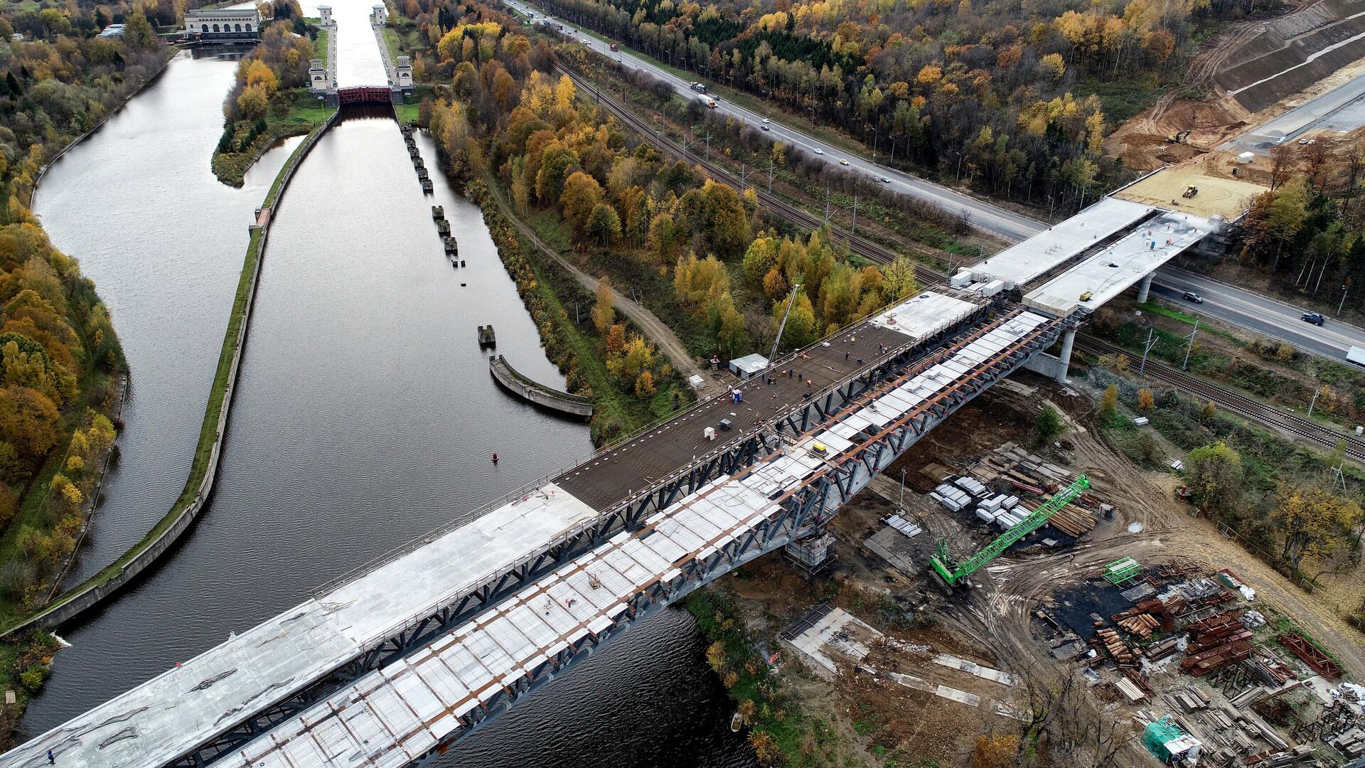 Строительство моста через канал имени Москвы на третьем пусковом комплексе ЦКАД в Московской области - РИА Новости, 1920, 10.09.2020