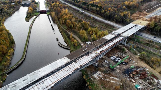 Строительство моста через канал имени Москвы на третьем пусковом комплексе ЦКАД в Московской области