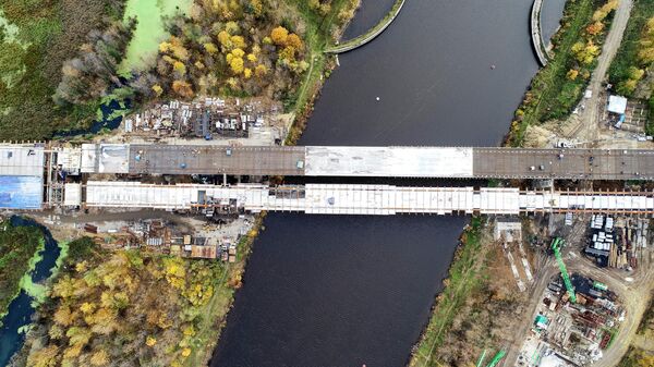 Строительство моста через канал имени Москвы на третьем пусковом комплексе ЦКАД в Московской области