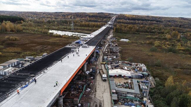 Строительство моста через канал имени Москвы на третьем пусковом комплексе ЦКАД в Московской области