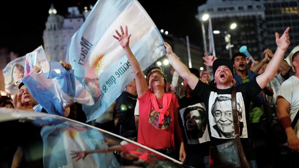 Сторонники кандидата в президенты Альберто Фернандеса на улице   Буэнос-Айреса, Аргентина. 27 октября 2019  