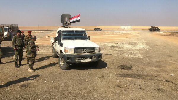 Сирийская армия на передовых позициях в районе города Айн-Исса на севере провинции Ракка