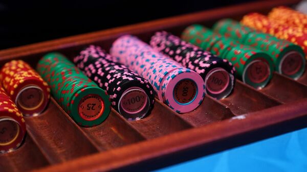 Фишки на игровом столе в казино