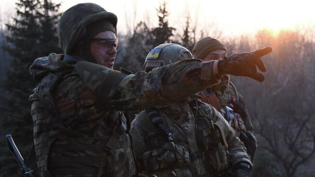 Бойцы батальона Азов на базе в городе Широкино, Украина