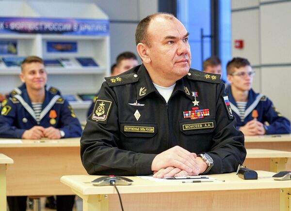 Вице-адмирал Александр Моисеев во время Всероссийского географического диктанта