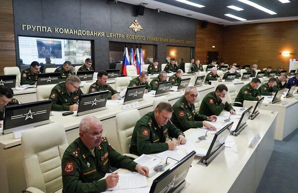 Военнослужащие во время Всероссийского географического диктанта в штабе ЦВО в Екатеринбурге