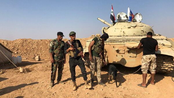 Сирийская армия на передовых позициях в районе города Айн-Исса на севере провинции Ракка