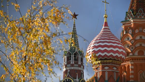 Спасская башня Московского Кремля и Храм Василия Блаженного в Москве