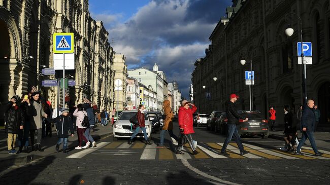 Прохожие на улице Ильинка в Москве